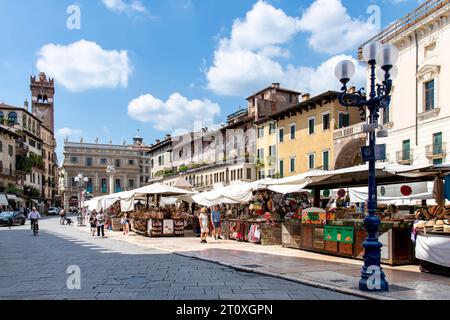 Verona, Italien - 12. Juni 2023; Piazza delle Erbe stadtplatz mit Markt und umgeben von Cafés und historischen Gebäuden wie dem Palazzo Maffei, heute Museum Stockfoto