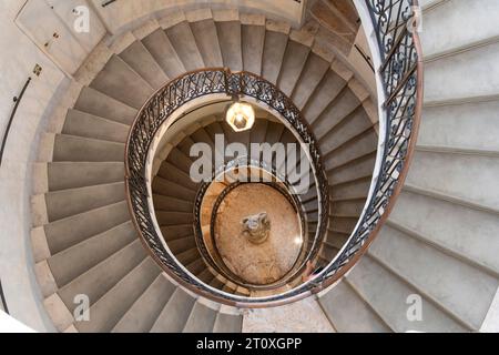 Verona, Italien, 12. Juni 2023; Vogelperspektive auf die helikoidale Steintreppe, die vom Untergeschoss bis zum obersten Stockwerk des Palazzo Maffei führt, heute ein Stockfoto