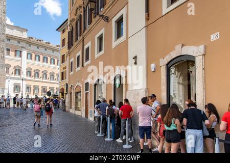 Rom, Italien - 11. Juni 2023; eine Reihe von überwiegend ausländischen Touristen auf der Piazza di Monte Citorio stand vor einem Starbucks Coffee Store, um sich dort anzumelden Stockfoto