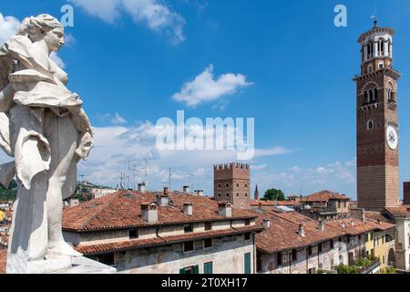 Verona, Italien, 12. Juni 2023; eine von sechs Marmorstatuen, die Herkules, Jupiter, Venus, Minerva und Apollo auf dem Palazzo Maffei mit Palazzo della darstellen Stockfoto