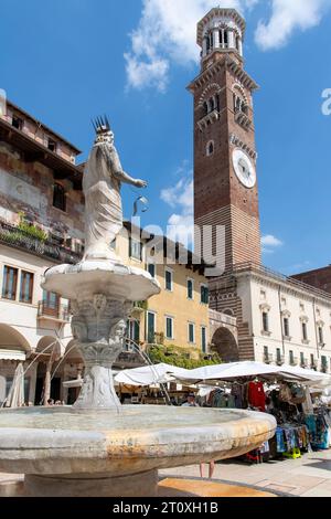 Verona, Italien - 12. Juni 2023; niedriger Engel aus nächster Nähe des Brunnens Fontana Madonna auf der Piazza delle Erbe, umgeben von Cafés und historischen Bu Stockfoto