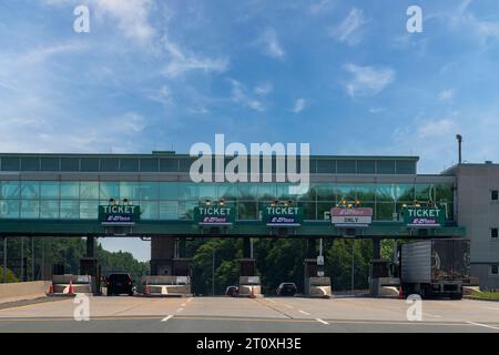 Penns Grove, NJ, USA, 6. Juli 2023; Fahrerperspektive auf der New Jersey Turnpike mautstelle auf der I-95 in nördlicher Richtung Stockfoto