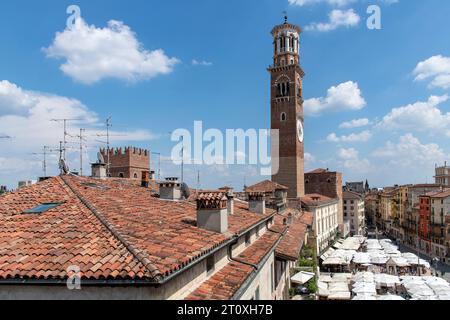 Verona, Italien - 12. Juni 2023; Blick auf die Piazza delle Erbe Town plaza mit Markt und umgeben von Cafés und historischen Gebäuden und Palazz Stockfoto