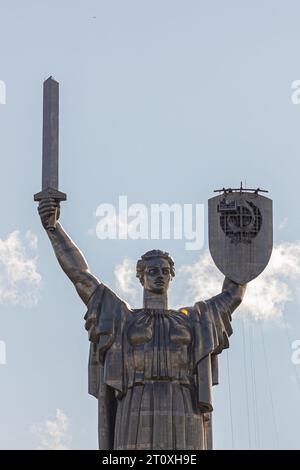 Kiew, Ukraine - 1. August 2023: Ein Blick auf das Mutterland-Denkmal nach Entfernung des sowjetischen Wappens und Vorbereitung der Installation des Wappens Stockfoto