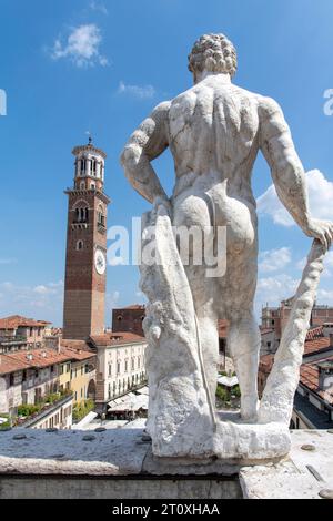 Verona, Italien, 12. Juni 2023; eine von sechs Marmorstatuen, die Herkules, Jupiter, Venus, Minerva und Apollo auf dem Palazzo Maffei mit Palazzo della darstellen Stockfoto