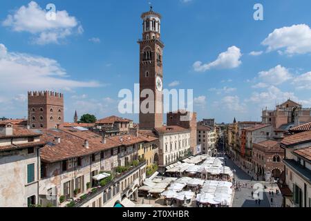 Verona, Italien - 12. Juni 2023; Blick auf die Piazza delle Erbe Town plaza mit Markt und umgeben von Cafés und historischen Gebäuden und Palazz Stockfoto