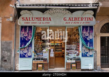 Verona, Italien - 12. Juni 2023; historisches Fachgeschäft im Jugendstilstil mit grauem Metallschild in roten Schriftzeichen mit Auswahl an typisch italienischen Farbtönen Stockfoto