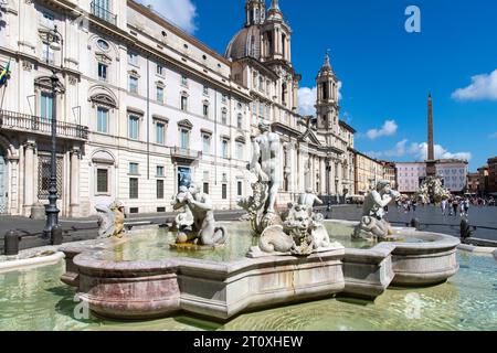 Rom, Italien-11. Juni 2023; Marmorbrunnen aus dem 16. Jahrhundert (Fontana del Moro) auf der Piazza Navona mit Delfin- und Tritonskulpturen mit h Stockfoto