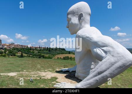 Pecciola, Italien-8. Juni 2023; gigantische Skulptur, die eine menschliche Figur darstellt der Naturaliter-Riese -Presenze- künstlerische Installation aus Zementfaser Stockfoto