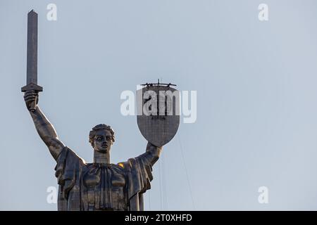 Kiew, Ukraine - 1. August 2023: Ein Blick auf das Mutterland-Denkmal nach Entfernung des sowjetischen Wappens und Vorbereitung der Installation des Wappens Stockfoto