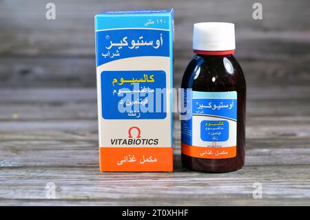 Kairo, Ägypten, 1. Oktober 2023: Osteocare Flüssigsirup, Kakaliumcarbonat, Magnesiumhydroxid, Vitamin D, Vitamine und Nahrungsergänzungsmittel für Kinder für bo Stockfoto