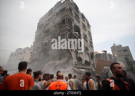 Gaza, Palästina. Oktober 2023. Dutzende palästinenser wurden während der israelischen Luftangriffe auf das Lager Jabalia in Gaza-Stadt, palästinensisches Gebiet am 9. Oktober 2023 getötet und verletzt. Foto: Ramez Habboub/ABACAPRESS.COM Credit: Abaca Press/Alamy Live News Stockfoto