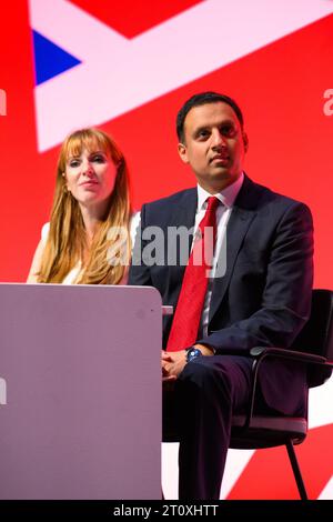 London, Großbritannien. 9. Oktober 2023. Anas Sarwar und Angela Rayner sprechen während der Labour Party Konferenz in Liverpool. Das Foto sollte lauten: Matt Crossick/Empics/Alamy Live News Stockfoto