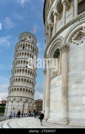 Pisa, Italien - 5. Juni 2023; vertikaler Blick auf den Schiefen Turm von Pisa und die Kathedrale von Pisa (Cattedrale di Pisa) auf der Piazza del Duomo Stockfoto