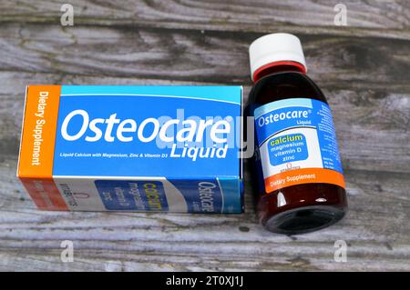 Kairo, Ägypten, 1. Oktober 2023: Osteocare Flüssigsirup, Kakaliumcarbonat, Magnesiumhydroxid, Vitamin D, Vitamine und Nahrungsergänzungsmittel für Kinder für bo Stockfoto