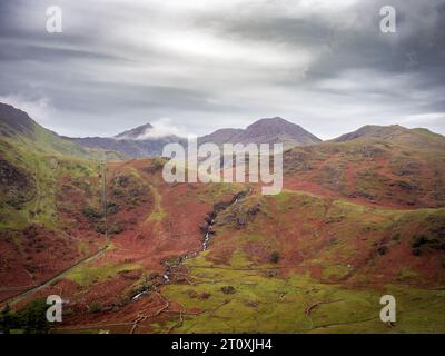 Herbstlicher Blick auf Snowdon und Crib Goth von Nant Gwynant Stockfoto