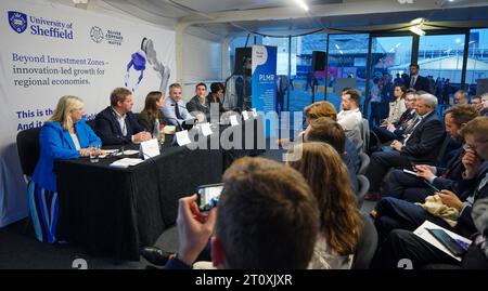 NUR REDAKTIONELLE VERWENDUNG (von links nach rechts) Maria Laine von Boeing, Professor Koen Lamberts von der Sheffield University, Zoe Gruenwald vom New Statesman, Oliver Coppard Bürgermeister von South Yorkshire und Paul Swinnie Centre for Cities und MP Chi Onwurah sprechen mit den Delegierten der Beyond Investment Zones: innovationsgesteuertes Wachstum für regionale Volkswirtschaften, eine Podiumsdiskussion der University of Sheffield. Bilddatum: Montag, 9. Oktober 2023. Stockfoto