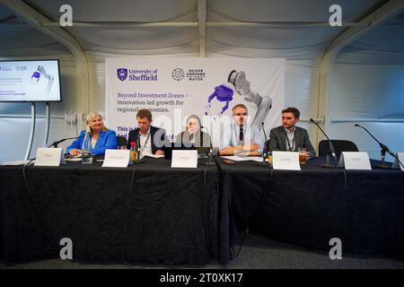 NUR REDAKTIONELLE VERWENDUNG (von links nach rechts) Maria Laine von Boeing, Professor Koen Lamberts von der Sheffield University, Zoe Gruenwald vom New Statesman, Oliver Coppard Bürgermeister von South Yorkshire und Paul Swinnie Centre for Cities sprechen mit den Delegierten der Beyond Investment Zones: innovationsgesteuertes Wachstum für regionale Volkswirtschaften, eine Podiumsdiskussion der University of Sheffield. Bilddatum: Montag, 9. Oktober 2023. Stockfoto