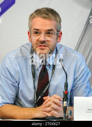 Oliver Coppard, Bürgermeister von South Yorkshire, spricht mit Delegierten der von der University of Sheffield veranstalteten Podiumsdiskussion Beyond Investment Zones: Innovation-LED Growth for Regional Economies. Bilddatum: Montag, 9. Oktober 2023. Stockfoto