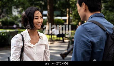 Past Lives ist ein US-amerikanisches Romantik-Drama aus dem Jahr 2023, das von Celine Song in ihrem Regiedebüt geschrieben wurde. Dieses Foto ist nur für redaktionelle Zwecke bestimmt und unterliegt dem Urheberrecht des Filmunternehmens und/oder des Fotografen, der von dem Film- oder Produktionsunternehmen beauftragt wurde. Es kann nur durch Veröffentlichungen in Verbindung mit der Werbung für den oben genannten Film reproduziert werden. Es ist eine obligatorische Gutschrift für die Filmfirma erforderlich. Der Fotograf sollte ebenfalls angerechnet werden, wenn er bekannt ist. Stockfoto