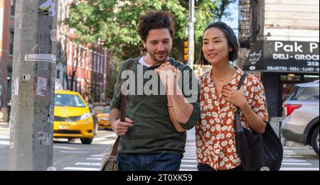 Past Lives ist ein US-amerikanisches Romantik-Drama aus dem Jahr 2023, das von Celine Song in ihrem Regiedebüt geschrieben wurde. Dieses Foto ist nur für redaktionelle Zwecke bestimmt und unterliegt dem Urheberrecht des Filmunternehmens und/oder des Fotografen, der von dem Film- oder Produktionsunternehmen beauftragt wurde. Es kann nur durch Veröffentlichungen in Verbindung mit der Werbung für den oben genannten Film reproduziert werden. Es ist eine obligatorische Gutschrift für die Filmfirma erforderlich. Der Fotograf sollte ebenfalls angerechnet werden, wenn er bekannt ist. Stockfoto