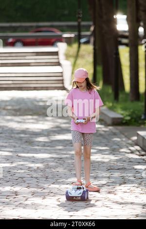 Mädchen spielt mit Fernbedienungswagen Stockfoto