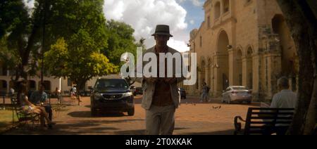 Der Killer ist ein US-amerikanischer Neo-Noir-Action-Thriller von David Fincher aus dem Jahr 2023 aus dem Drehbuch von Andrew Kevin Walker. Dieses Foto ist nur für redaktionelle Zwecke bestimmt und unterliegt dem Urheberrecht des Filmunternehmens und/oder des Fotografen, der von dem Film- oder Produktionsunternehmen beauftragt wurde. Es kann nur durch Veröffentlichungen in Verbindung mit der Werbung für den oben genannten Film reproduziert werden. Es ist eine obligatorische Gutschrift für die Filmfirma erforderlich. Der Fotograf sollte ebenfalls angerechnet werden, wenn er bekannt ist. Stockfoto