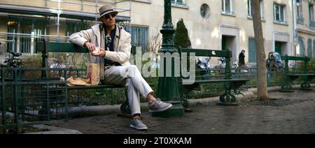 Der Killer ist ein US-amerikanischer Neo-Noir-Action-Thriller von David Fincher aus dem Jahr 2023 aus dem Drehbuch von Andrew Kevin Walker. Dieses Foto ist nur für redaktionelle Zwecke bestimmt und unterliegt dem Urheberrecht des Filmunternehmens und/oder des Fotografen, der von dem Film- oder Produktionsunternehmen beauftragt wurde. Es kann nur durch Veröffentlichungen in Verbindung mit der Werbung für den oben genannten Film reproduziert werden. Es ist eine obligatorische Gutschrift für die Filmfirma erforderlich. Der Fotograf sollte ebenfalls angerechnet werden, wenn er bekannt ist. Stockfoto