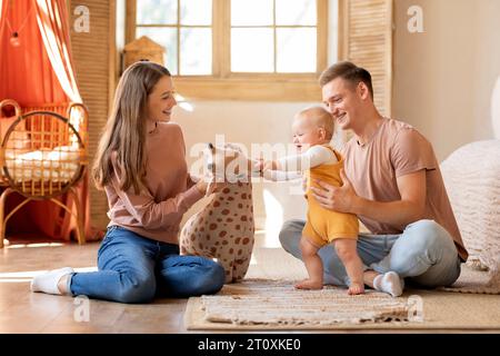 Glückliche Junge Eltern Und Ihr Kleiner Sohn Verbringen Zeit Zu Hause Zusammen Stockfoto