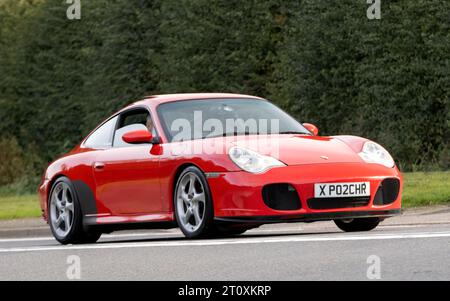 Bicester,Oxon.,UK - 8. Oktober 2023: 2002 roter Porsche 911 CARRERA 4S TIP S Oldtimer auf einer englischen Landstraße. Stockfoto