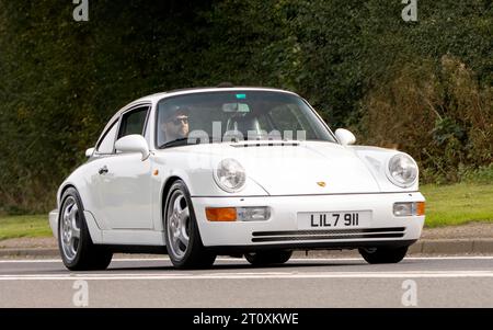 Bicester,Oxon.,UK - 8. Oktober 2023: 1990 weißer PORSCHE 911 CARRERA 4 Oldtimer auf einer englischen Landstraße. Stockfoto