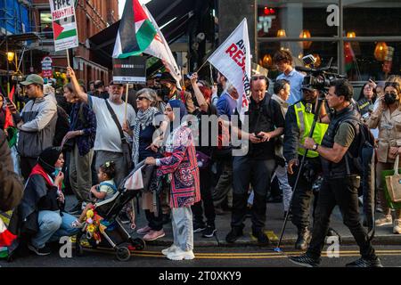 London, Großbritannien. Oktober 2023. Londons Palästinenser und Unterstützer demonstrieren gegen Israels Vergeltungsangriffe. Demonstranten versammelten sich in der Nähe der israelischen Botschaft in Kensington, London, Großbritannien, um gegen Israels Vergeltung gegen den bewaffneten Einmarsch der Hamas aus Palästina zu protestieren. Quelle: Peter Hogan/Alamy Live News Stockfoto