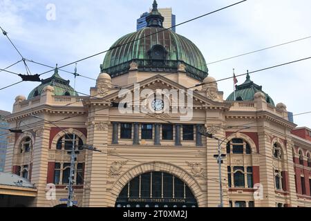 1000 georgianisches Backsteingebäude an der Flinders Lane mit Jugendstildekor und romanischem Bogen. Melbourne-Australien. Stockfoto