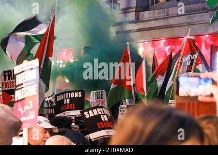 High Street Kensington, London, Großbritannien. Oktober 2023. Pro-palästinensische Unterstützer in der Nähe der israelischen Botschaft in London. Quelle: Matthew Chattle/Alamy Live News Stockfoto