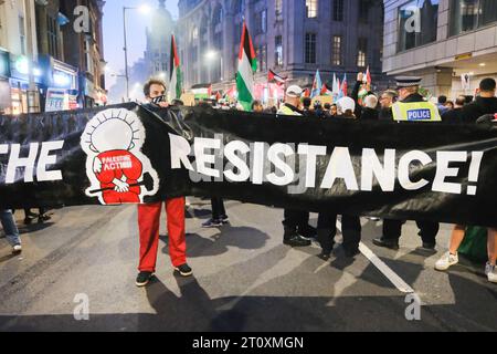 High Street Kensington, London, Großbritannien. Oktober 2023. Pro-palästinensische Unterstützer in der Nähe der israelischen Botschaft in London. Quelle: Matthew Chattle/Alamy Live News Stockfoto