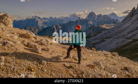 Inmitten der Pracht der Berge steht ein einsamer Mann als Zeugnis menschlichen Geistes und Abenteuers. Stockfoto