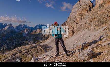 Inmitten der Pracht der Berge steht ein einsamer Mann als Zeugnis menschlichen Geistes und Abenteuers. Stockfoto