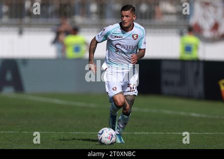 Monza, Italien. Oktober 2023. Pasquale Mazzocchi von Salernitana während des Spiels der Serie A im Stadio Brianteo, Monza. Der Bildnachweis sollte lauten: Jonathan Moscrop/Sportimage Credit: Sportimage Ltd/Alamy Live News Stockfoto