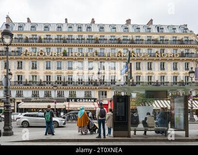 Paris, Frankreich - 11. Mai 2023: Platz mit Bushaltestelle vor dem Gare du Nord Stockfoto