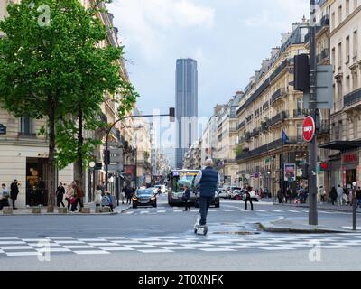 Paris, Frankreich - 9. Mai 2023: Blick entlang der Rue de Rennes in Richtung Montparnasse Stockfoto