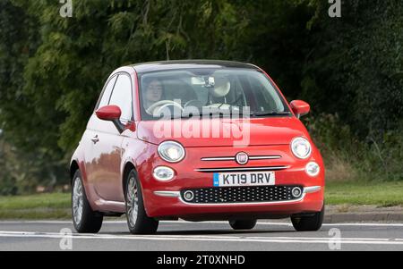 Bicester, Oxon., UK - 8. Oktober 2023: 2019 roter Fiat 500 Oldtimer, der auf einer englischen Landstraße fährt. Stockfoto