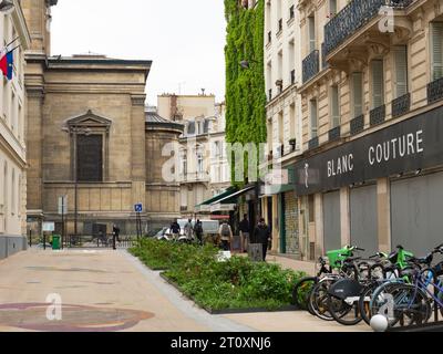 Paris, Frankreich - 11. Mai 2023: Kürzlich neu gestaltete Promenade in der Nähe des Gare du Nord Stockfoto