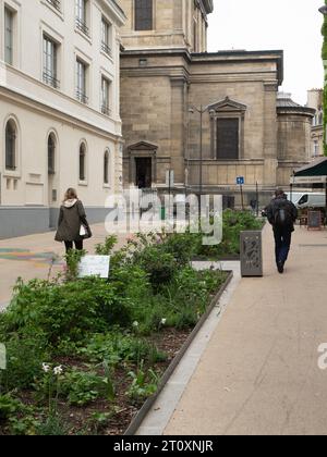 Paris, Frankreich - 11. Mai 2023: Kürzlich neu gestaltete Promenade in der Nähe des Gare du Nord Stockfoto