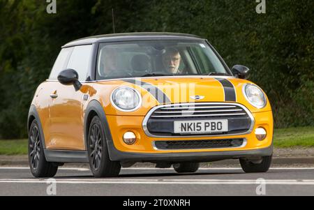 Bicester, Oxon., UK - 8. Oktober 2023: Ein orangener Mini Cooper Oldtimer mit 2015 Fahrten auf einer englischen Landstraße. Stockfoto