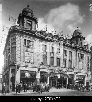 Mitarbeiter und Publikum vor dem NEUEN KREUZ KINEMA im Südosten Londons im Jahr 1931, wo DRACULA mit BELA LUGOSI zu sehen ist. Regisseur tot BROWNING Roman BRAM STOKER Kameramann KARL FREUND Universal Pictures Stockfoto