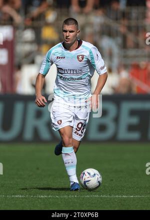 Monza, Italien. Oktober 2023. Lorenzo Pirola von Salernitana während des Spiels der Serie A im Stadio Brianteo, Monza. Der Bildnachweis sollte lauten: Jonathan Moscrop/Sportimage Credit: Sportimage Ltd/Alamy Live News Stockfoto