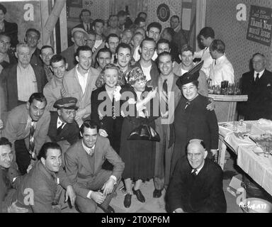 CARY GRANT, PRISCILLA LANE, JOSEPHINE HULL und RAYMOND MASSEY mit Regisseur FRANK CAPRA am Set aus ARSEN UND OLD LACE 1944. Spielen Sie JOSEPH KESSELRING Music MAX STEINER Warner Brothers Stockfoto