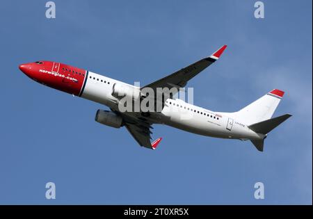 Eine Boeing 737-800 von Norwegisch verlässt den Flughafen London Gatwick Stockfoto