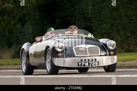 Bicester, Oxon., UK - 8. Oktober 2023: Klassischer Sportwagen mit 1958 MGA, der auf einer englischen Landstraße fährt. Stockfoto