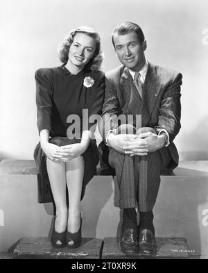 DONNA REED und JAMES STEWART Portrait in IT's A WONDERFUL LIFE 1946 Regisseur FRANK CAPRA Kostümdesign EDWARD STEVENSON Music DIMITRI TIOMKIN Liberty Films Inc/RKO Radio Pictures Stockfoto